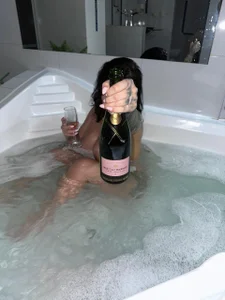 GabyMejiaa Cheers my Gaby lovers, I love you❤️🍾 รูป  8