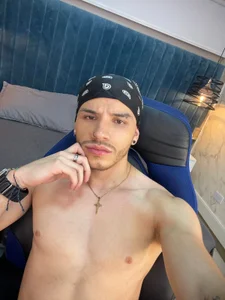 liam_es Let yourself be carried away by my temptation 😈 รูป  8