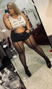 ZoeMesmerize: short jeans fishnets high heels n shirt with message for SOME😏 ( 3 фото)