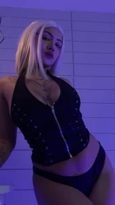 Gianna_foxyのYour wife again, but with blonde hair....の 2枚の写真