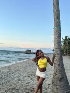 Isaa_Coleman_ The beach and I are one 💛🌊 Immagine  2