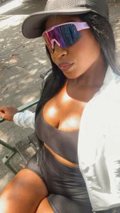 Saarahfoxx Public টি ছবি