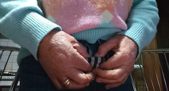 jhonschen's Lo misuro....ma è moscio..... Sex Photo 4