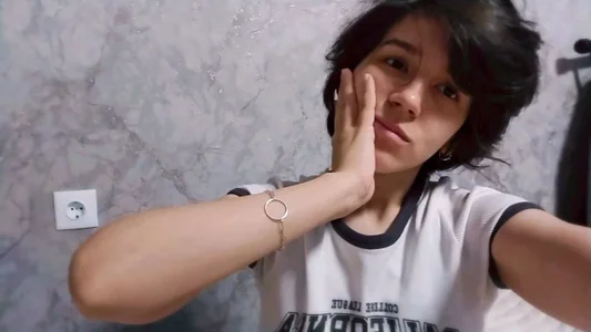 MerrieBarnicle Smile between moments 💗 Pic 3