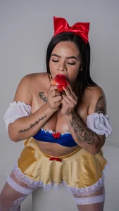 emma_madi The apple of desire 🍎 Immagine  2