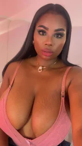 huge_boobs_ebony_ Beautiful sexy woman Pic 2
