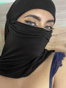 Jasmin_hamdan Tell me no… but look at me like this Immagine  6