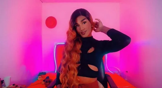 Kendall_hornyy Naughty glow 😏 and sultry bare 🖤 Pic