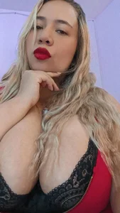 My bold curves and sultry lips will leave you breathless. ❤️‍🔥 od Eliissh_  8 snímek