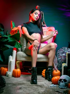 ChanelleJohnson_: hot halloween ( 5 фото)