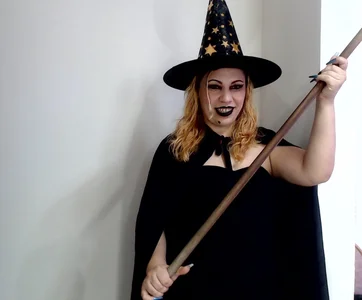 HannahEmmax2 LA BRUJA Pic 2