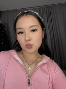 AlberthaEscue kiss me Pic