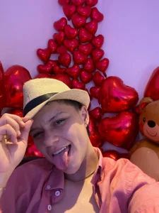 demimoore222 kullanıcısının Hey Hey ❤️‍🔥 albümü -  4 fotoğraf