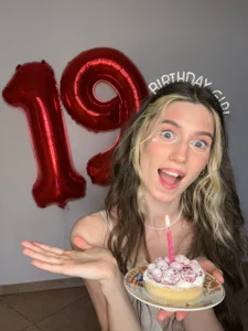AntonettaTarringのMy age is 19 🥳の 2枚の写真