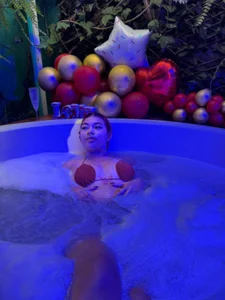 JadaRoberts Enjoy water with me Immagine 