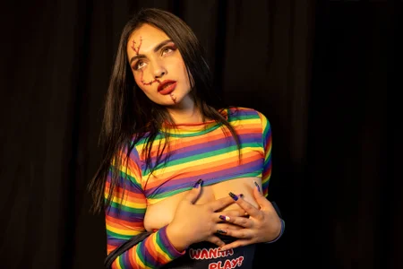 kareena_basuの“I am that perfect mix between danger and desire… and I always leave a mark 😈💄”の 2枚の写真