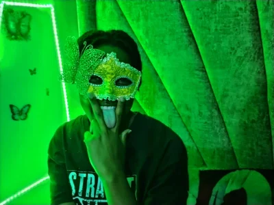 Public de wet_baby_gal  3 photos