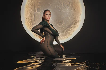 SofiaReyes1 Whispers of the Moon 🌙 Foto 3