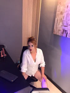 AlissonHarris kullanıcısının Control your sexy secretary 🤫🔥🎥 albümü -  2 fotoğraf