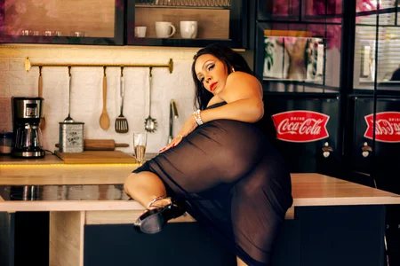 AmberNix BLACK GLAMOR STYLE IN THE KITCHEN Pic 2