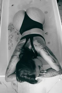 Amberr_Greyy Less clothes, more water. 🔥 사진 6