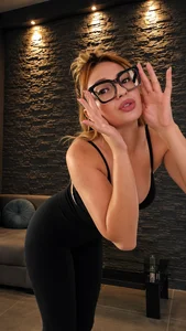 „The way I’m looking at you… you already know I’m trouble. 👀💋 Come a little closer and let me see de Bel_lla036Bella  3 Imagens