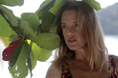 mommyselenafit_red bikini Bild 9