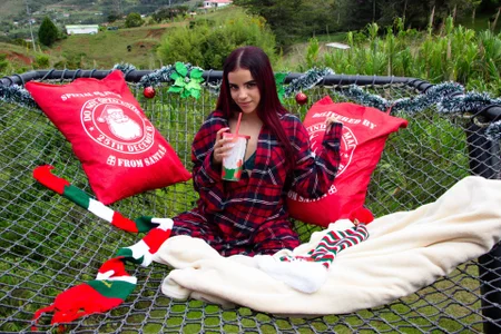 emilyclay_1のWhat's your Christmas present for me baby? 🎄❤️の 2枚の写真