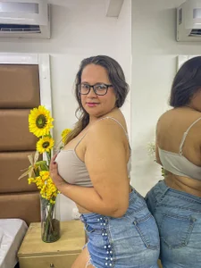 CamilaQuintana Public Gambar 3