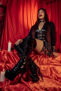 AlisonCold THE QUEEN OF LATEX Pic 2