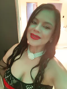 I spent an afternoon being mischievous😈👄 od MonserratLune_  2 snímek