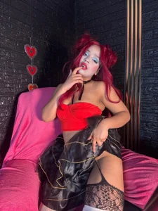 THE QUEEN OF HEARTS IS LOOKING FOR SOMEONE WHO LOVES HER de Serena_siren  5 Imagens