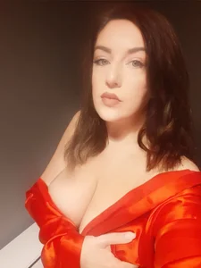 BrendaSkye RED CLOTHES AND SEXY MOOVES Immagine  3