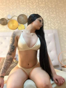 alicia_bond Public Pic 4