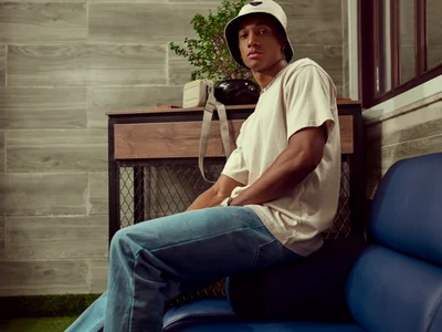 Malkongarcia: I look sweet ... but behind the tree I am naughty 🍓🌲 ( 3 фото)