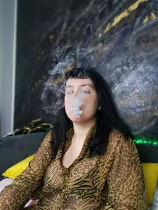 LeonaHarrison Smoke Foto