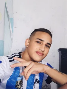 Latino_Junge Public  6টি ছবি