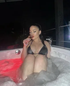 ariana28 Public Pic 4