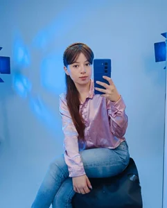 VioletaNova My blue background makes me look happier Foto