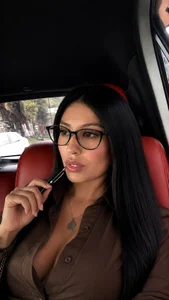 michellefoxx6 Reading books is my favorite hobby🤓🤎📚✨ Pic