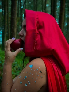 alison_villalobo Red Riding Hood Foto 3