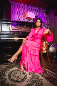 Holly_Brensonexx_ “Imagine my hands slowly running through every corner of your body… while you look at me like that, Foto 4