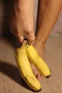 goddessfeetxx kullanıcısının Squashing a banana albümü -  fotoğraf