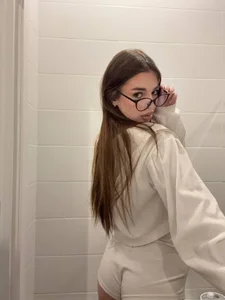 LauraHansil I'm so busy with these glasses💋😎 Immagine 