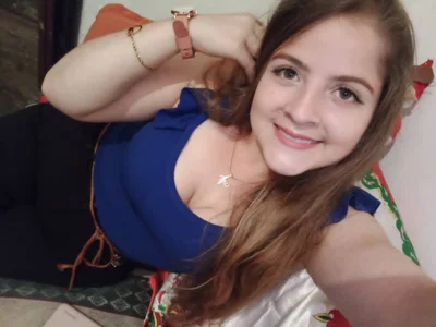 Kloe_Pregnant Public Pic 5