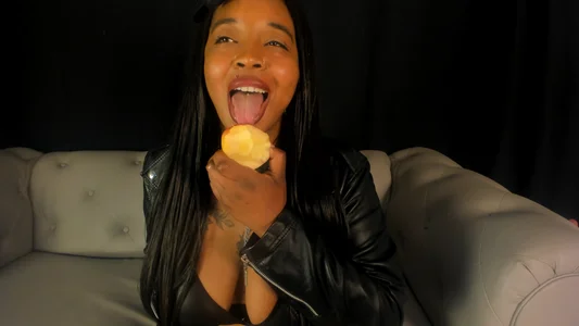 Charlotte__Brown_ I WANT TO EAT LIKE THIS APPLE Foto 5