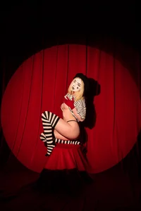 ElswythCovil mime p.1 Bilde