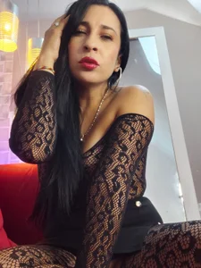 Bella_williamss_ black and shiny dress Foto 8