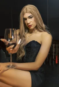 Haileybieberr WINE Immagine  5