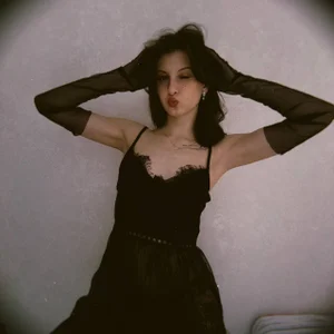 LouiseChavez: quiet moments, loud heart 🤍 ( 4 фото)